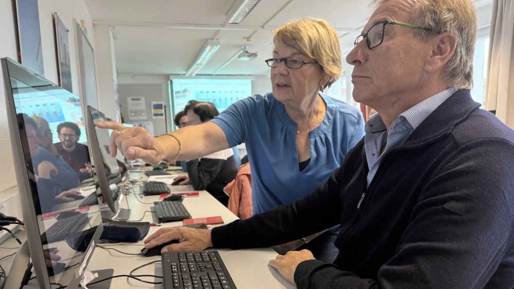 Die ältere Generation fühlt sich von digitalen Technologien häufig überfordert (Archivbild)