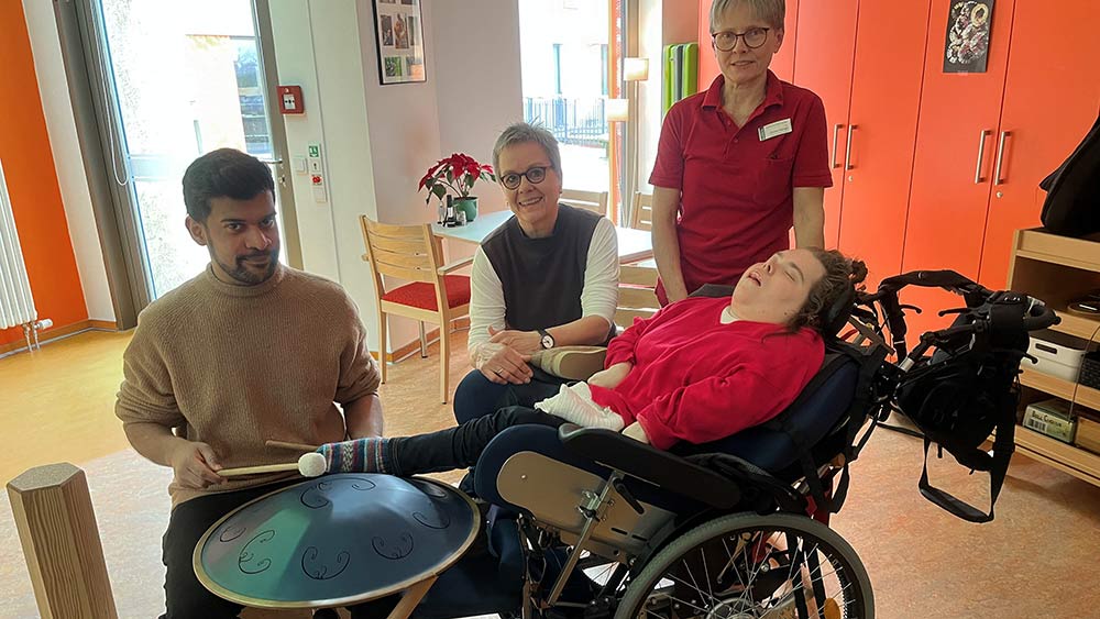 Hannah und ihre Mutter Barbara Bögge-Schröder (Mitte) genießen die Musik