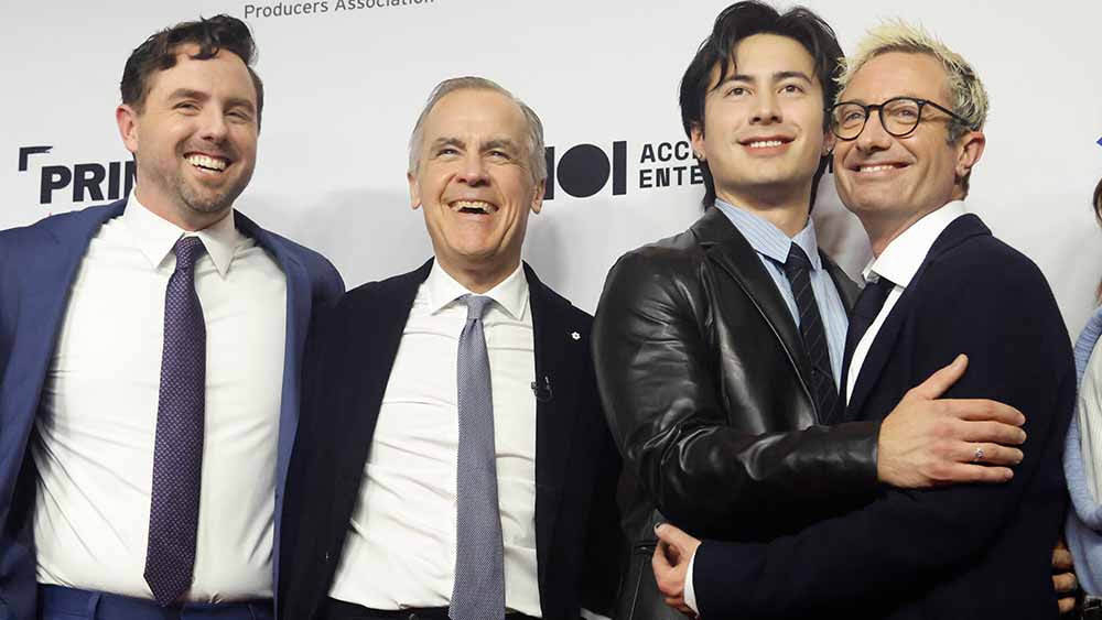 29. Januar 2026, Ottawa, Kanada: Premierminister Mark Carney posiert auf dem roten Teppich für ein Foto mit (von links nach rechts) Brendan Brady, dem Co-Schöpfer der Fernsehserie „Heated Rivalry“, Hudson Williams, dem Hauptdarsteller der Serie, und dem Co-Schöpfer Jacob Tierney bei der Gala der Prime Time Konferenz für die Film- und Medienbranche in Ottawa