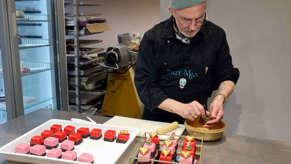 Der Hamburger Konditor Matthias Max arbeitet an süßen Kreationen zum Valentinstag 