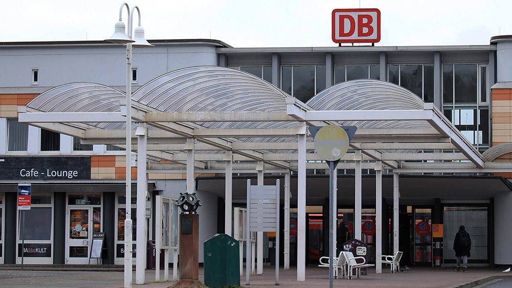 Entsetzen nach tödlichem Angriff auf Zugbegleiter