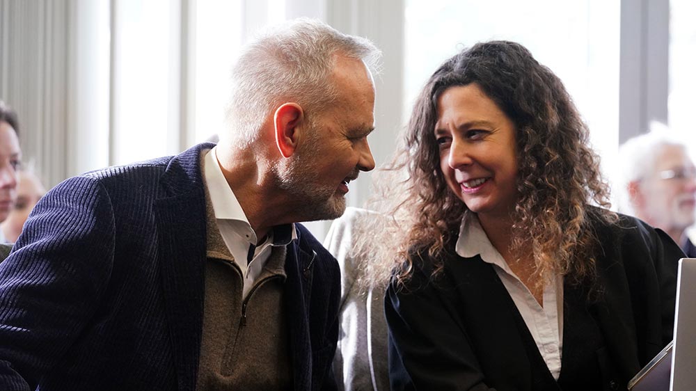 Der Gynäkologe Joachim Volz berät sich vor Gericht mit seiner Anwältin Jessica Hamed