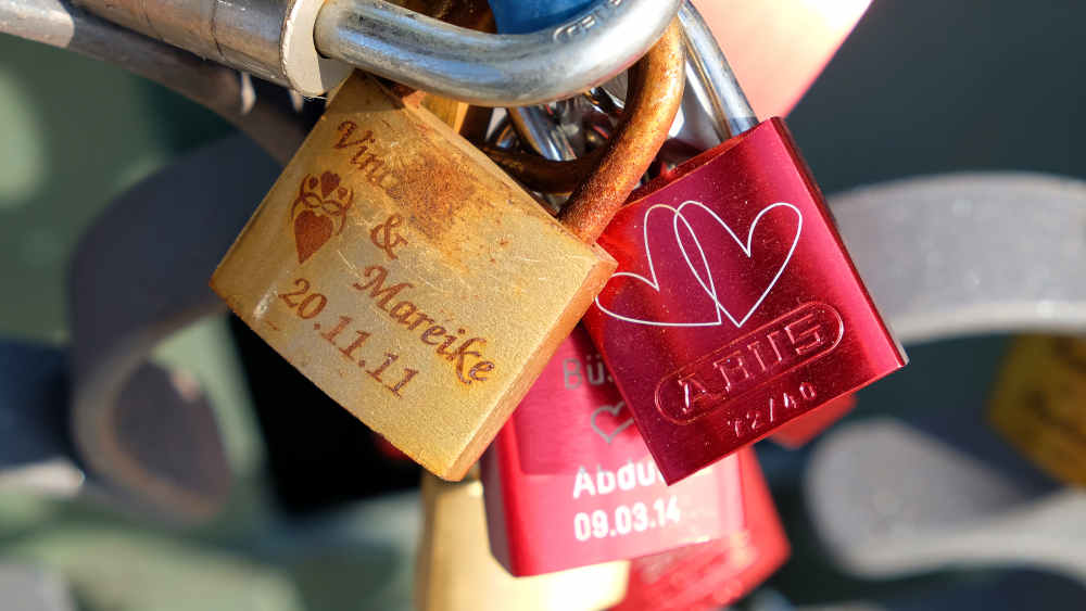 Valentinstag: Zwischen echter Zuneigung und Konsumkritik