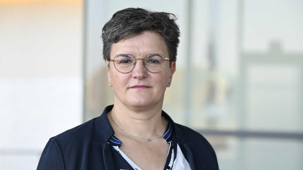 Nancy Janz, Sprecherin der Betroffenenvertretung des Beteiligungsforums Sexualisierte Gewalt, tritt zurück. Hier auf der 6. Tagung der 13. Synode der EKD (Archivbild vom 8.11.25) 