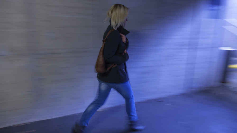 Ein Gutachten zeigt Lücken beim Schutz vor sexueller Belästigung in Alltagssituationen (Symbolbild)