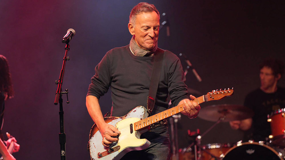 Bei einem Benefizkonzert in Minneapolis spielt Bruce Springsteen seinen Song "Streets of Minneapolis"