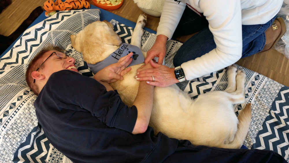 Therapiehündin Helga schenkt Kindern im Hospiz Bärenherz Geborgenheit und Ruhe
