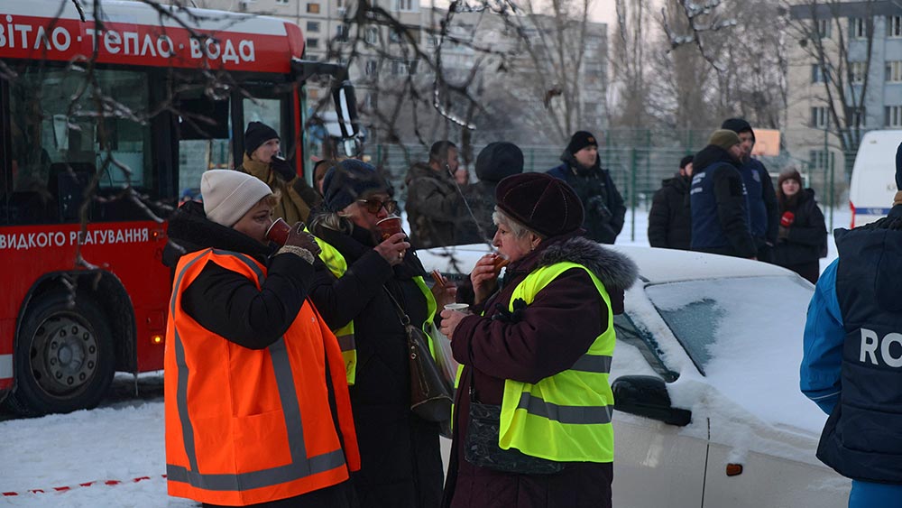Im ukrainischen Kharkiv wärmen sich die Menschen mit einem heißen Getränk