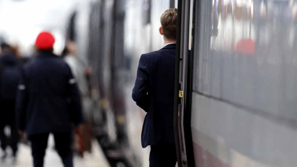 Bundesministerinnen beraten über strengere Gesetze, um Zugbegleiter und Einsatzkräfte wirksamer vor Gewalt zu schützen