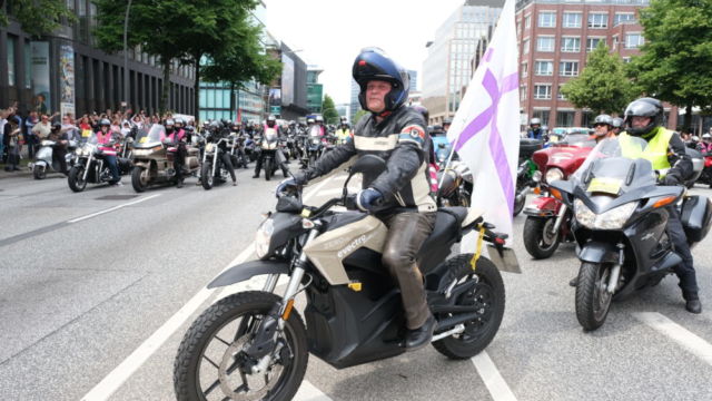 Rund 18.000 Biker haben nach Polizeiangaben am Sonntag (16.06.2019) am 36. Motorradgottesdienst (Mogo) am Hamburger Michel teilgenommen. (Foto: Als Zeichen fuer den Klimaschutz fuehrt Mogo-Pastor Lars Lemke den Konvoi auf einem Elektro-Motorrad der Marke "Zero" an) Nach dem Gottesdienst startete gegen 13 Uhr der Konvoi ueber die Elbbruecken Richtung Buchholz (Nordheide), wo anschliessend das Fest "Biker Traeume Buchholz" gefeiert wurde. Der Hamburger Mogo ist weltweit die groesste Veranstaltung seiner Art. (Siehe-epd-Meldung vom 16.06.2019)
*** Local Caption *** 00396340