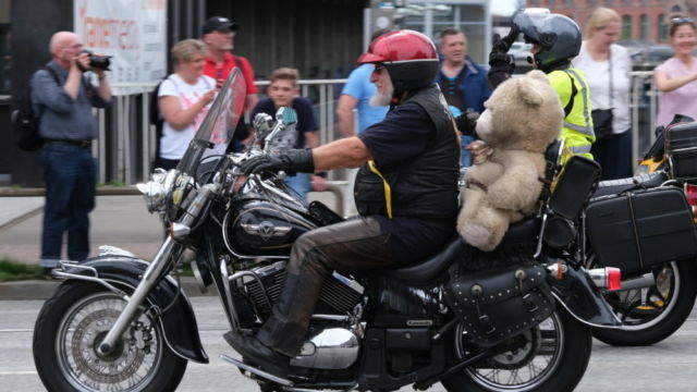 Rund 18.000 Biker haben nach Polizeiangaben am Sonntag (16.06.2019) am 36. Motorradgottesdienst (Mogo) am Hamburger Michel teilgenommen. Nach dem Gottesdienst startete gegen 13 Uhr der Konvoi ueber die Elbbruecken Richtung Buchholz (Nordheide), wo anschliessend das Fest "Biker Traeume Buchholz" gefeiert wurde. Der Hamburger Mogo ist weltweit die groesste Veranstaltung seiner Art. (Siehe-epd-Meldung vom 16.06.2019)
*** Local Caption *** 00396340