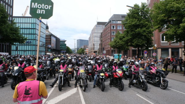 Rund 18.000 Biker haben nach Polizeiangaben am Sonntag (16.06.2019) am 36. Motorradgottesdienst (Mogo) am Hamburger Michel teilgenommen. Nach dem Gottesdienst startete gegen 13 Uhr der Konvoi ueber die Elbbruecken Richtung Buchholz (Nordheide), wo anschliessend das Fest "Biker Traeume Buchholz" gefeiert wurde. Der Hamburger Mogo ist weltweit die groesste Veranstaltung seiner Art. (Siehe-epd-Meldung vom 16.06.2019)
*** Local Caption *** 00396340