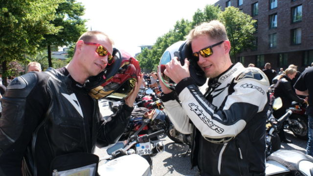 Rund 18.000 Biker haben nach Polizeiangaben am Sonntag (16.06.2019) am 36. Motorradgottesdienst (Mogo) am Hamburger Michel teilgenommen. (Foto: Zwei Fahrer telefonieren durch die Freisprecheinrichtung in ihren Helmen) Nach dem Gottesdienst startete gegen 13 Uhr der Konvoi ueber die Elbbruecken Richtung Buchholz (Nordheide), wo anschliessend das Fest "Biker Traeume Buchholz" gefeiert wurde. Der Hamburger Mogo ist weltweit die groesste Veranstaltung seiner Art. (Siehe-epd-Meldung vom 16.06.2019) *** Local Caption *** 00396340