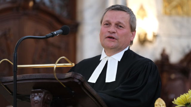 Rund 18.000 Biker haben nach Polizeiangaben am Sonntag (16.06.2019) am 36. Motorradgottesdienst (Mogo) am Hamburger Michel teilgenommen. (Foto: Mogo-Pastor Lars Lemke beim Gottesdienst) Nach dem Gottesdienst startete gegen 13 Uhr der Konvoi ueber die Elbbruecken Richtung Buchholz (Nordheide), wo anschliessend das Fest "Biker Traeume Buchholz" gefeiert wurde. Der Hamburger Mogo ist weltweit die groesste Veranstaltung seiner Art. (Siehe-epd-Meldung vom 16.06.2019)
*** Local Caption *** 00396340