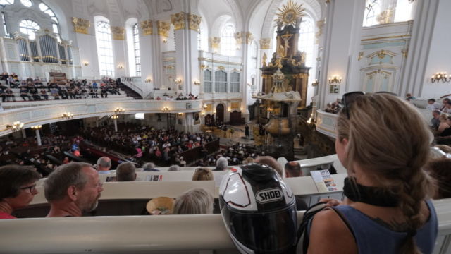 Rund 18.000 Biker haben nach Polizeiangaben am Sonntag (16.06.2019) am 36. Motorradgottesdienst (Mogo) am Hamburger Michel teilgenommen. Nach dem Gottesdienst startete gegen 13 Uhr der Konvoi ueber die Elbbruecken Richtung Buchholz (Nordheide), wo anschliessend das Fest "Biker Traeume Buchholz" gefeiert wurde. Der Hamburger Mogo ist weltweit die groesste Veranstaltung seiner Art. (Siehe-epd-Meldung vom 16.06.2019)
*** Local Caption *** 00396340