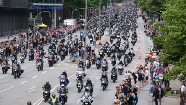 Rund 18.000 Biker haben nach Polizeiangaben am Sonntag (16.06.2019) am 36. Motorradgottesdienst (Mogo) am Hamburger Michel teilgenommen. Nach dem Gottesdienst startete gegen 13 Uhr der Konvoi ueber die Elbbruecken Richtung Buchholz (Nordheide), wo anschliessend das Fest "Biker Traeume Buchholz" gefeiert wurde. Der Hamburger Mogo ist weltweit die groesste Veranstaltung seiner Art. (Siehe-epd-Meldung vom 16.06.2019)
*** Local Caption *** 00396340