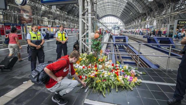 An Gleis 7 legen die Menschen Blumen nieder