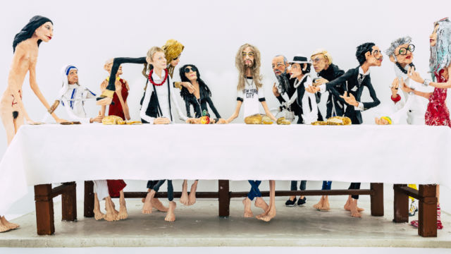 Die Künstlerin Marina Krohs versammelt allerlei Prominente am Tisch des Herren – mit dabei der Dalai Lama, John Lennon und Salvador Dalí. Die Künstlerin Marina Krohs versammelt allerlei Prominente am Tisch des Herren – mit dabei der Dalai Lama, John Lennon und Salvador Dalí.